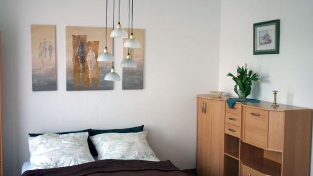 Gemütliches Schlafzimmer mit Schlafcouch und stilvollen Lampen, ideal für eine Wohnung in Magdeburg zu mieten.