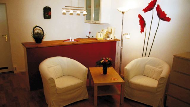 Gemütlicher Wohnbereich in Magdeburg mit zwei Sesseln und einer kleinen Theke in einer modernen Wohnung.