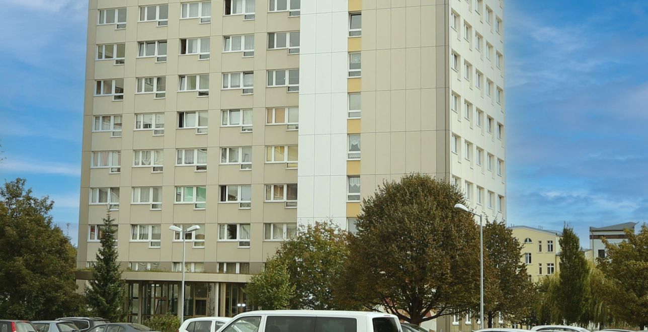 Moderne Wohnanlage in Magdeburg, ideal für die Suche nach einer neuen Wohnung zum Mieten, umgeben von Grünen.