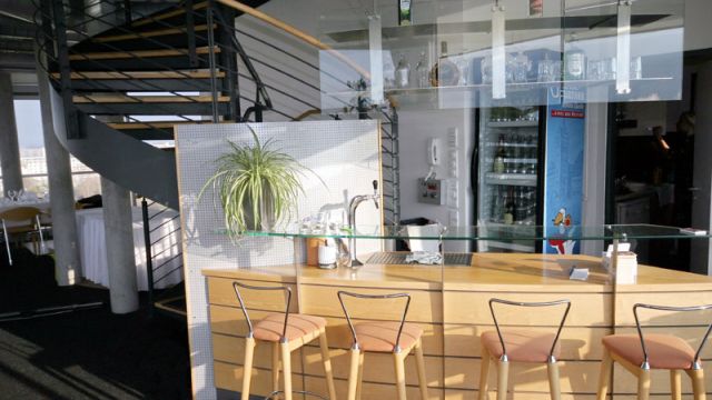 Eine stilvolle Bar mit hohen Hockern und Pflanzen eignet sich perfekt für eine moderne Wohnung in Magdeburg.