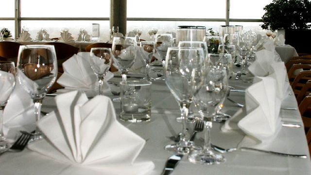 Ein elegant gedeckter Tisch mit großen Gläsern und Servietten erinnert an den Charme einer stilvollen Wohnung in Magdeburg.