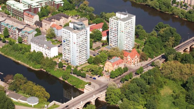Luftbild von Magdeburg zeigt hohe Wohngebäude an der Zollstraße, ideal für Wohnung mieten mit Flussblick.