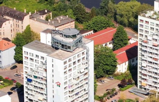 Luftaufnahme von Hochhäusern in Magdeburg, die moderne Wohnungen zur Miete in einem begrünten Stadtteil zeigen.