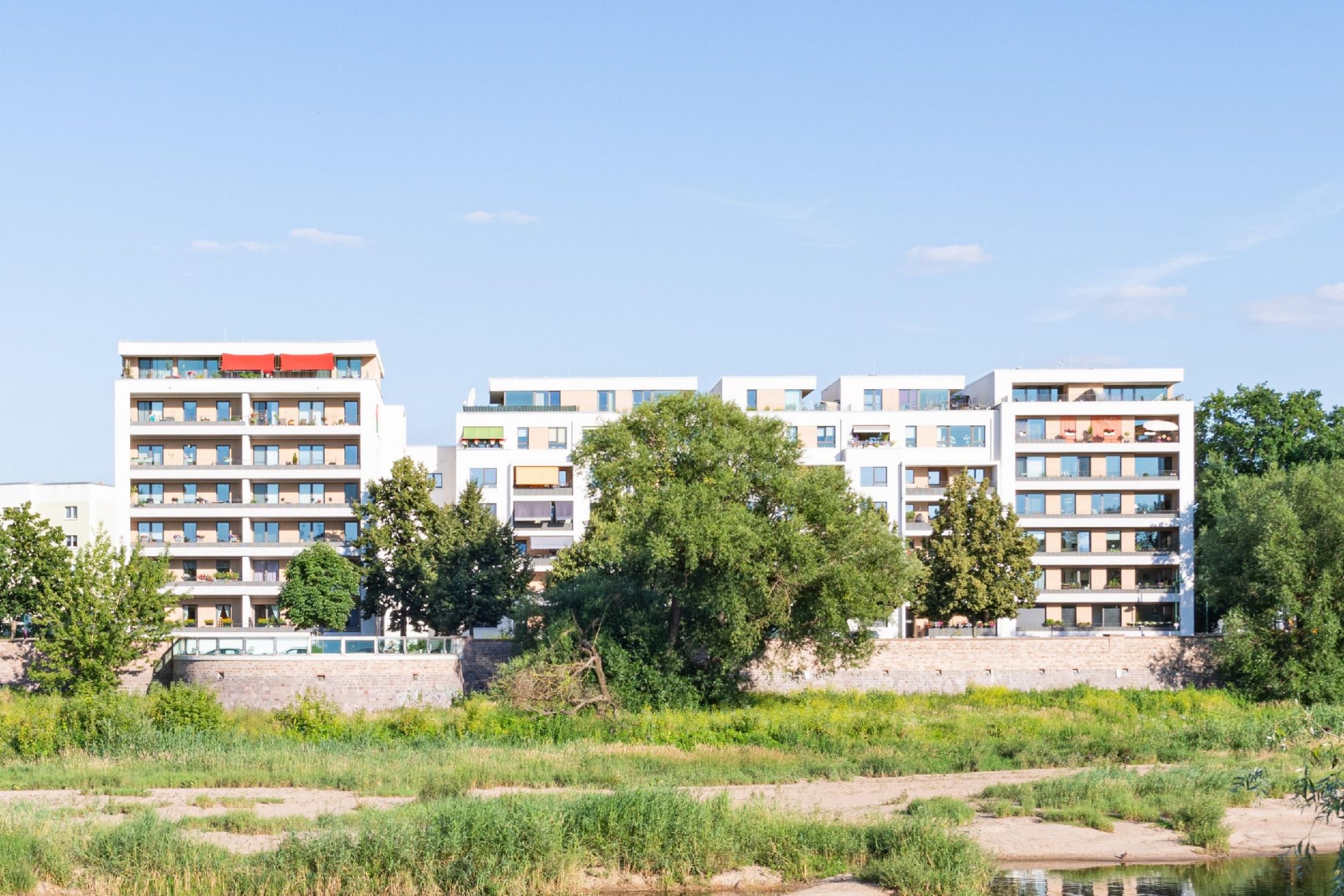 Hintergrundbild Angebot Attraktive Single-Wohnung mit Balkon an der Elbe! Ab März 2026