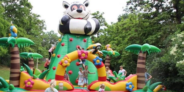 Kinder spielen auf einem großen, bunten Hüpfburg in Magdeburg, während sie viel Spaß haben.